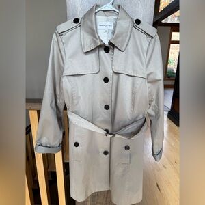 Banana Republic Womens Trench Coat, Size Medium, great condition!
